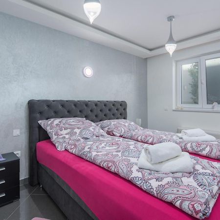 Modern Apartments With Shared Pool Near The Sea Pola Esterno foto