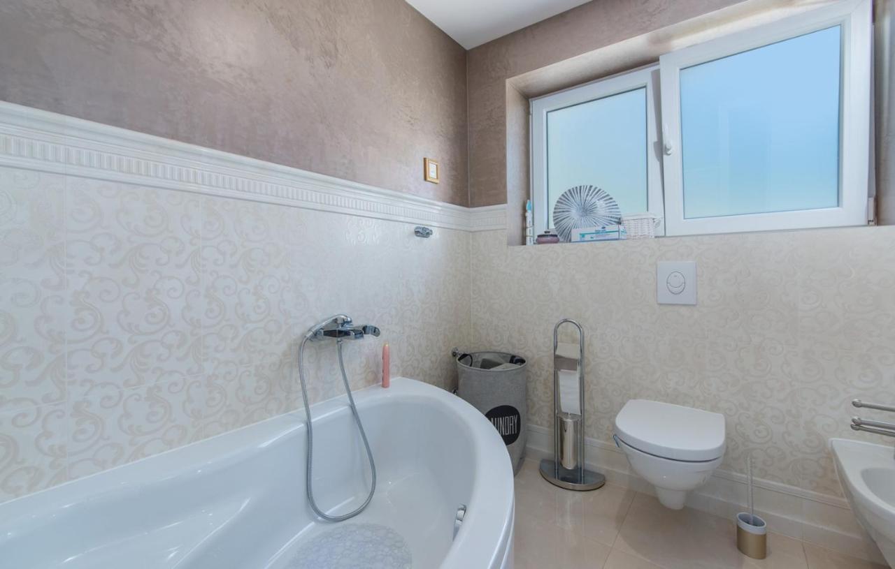 Modern Apartments With Shared Pool Near The Sea Pola Esterno foto
