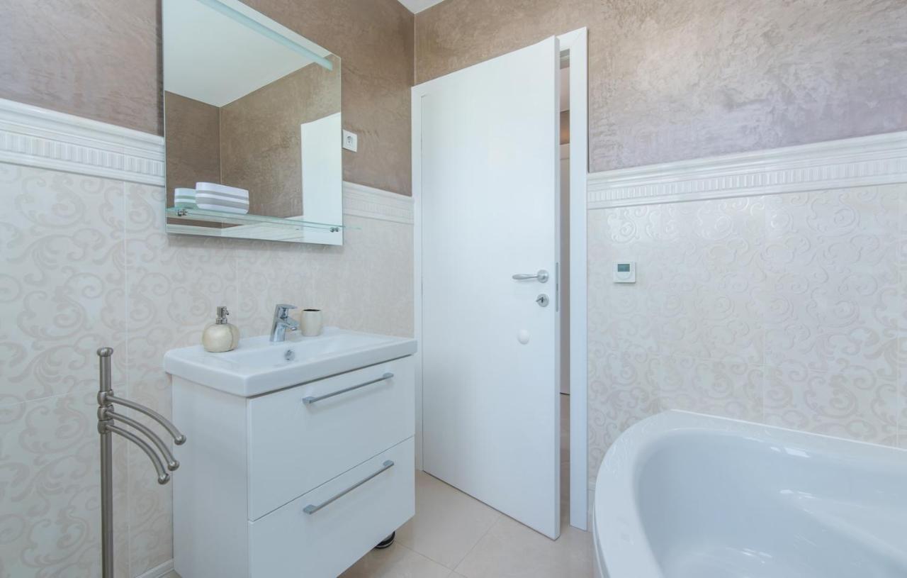 Modern Apartments With Shared Pool Near The Sea Pola Esterno foto