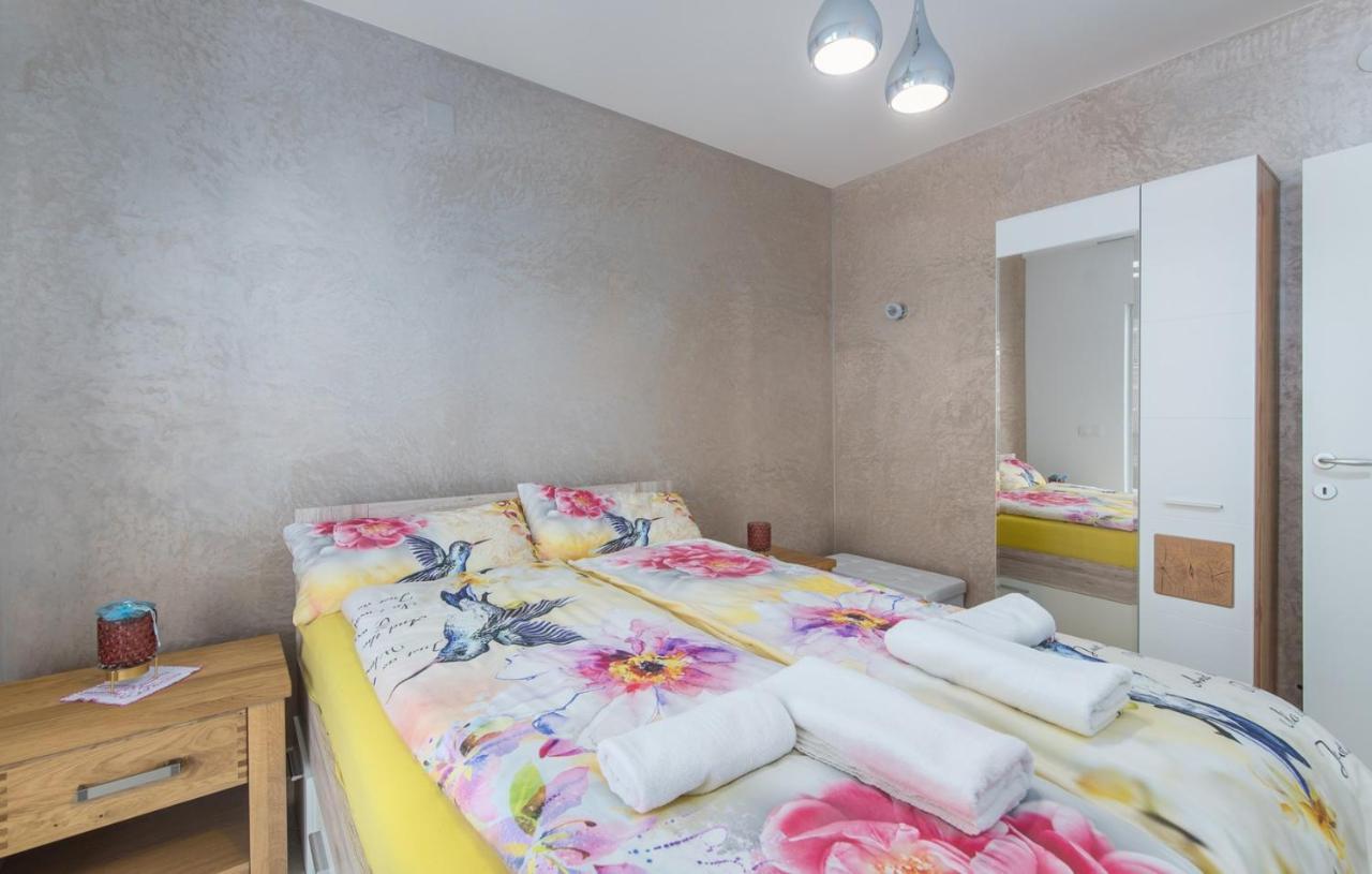Modern Apartments With Shared Pool Near The Sea Pola Esterno foto